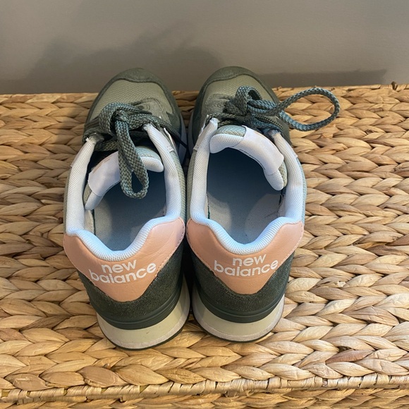 Women’s New Balance Size 8.5 Shoes - Picture 4 of 5